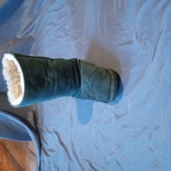 Dark green Bearpaw boots - Picture 2 of 9